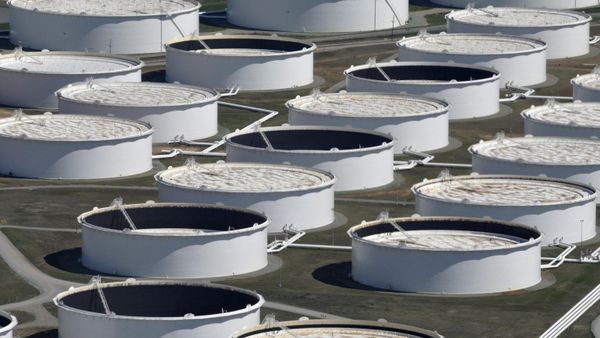 Crude oil storage tanks are seen from above at the Cushing oil hub, appearing to run out of space to contain a historic supply glut that has hammered prices, in Cushing, Oklahoma, March 24, 2016. - Sputnik International