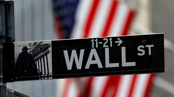 Raindrops hang on a sign for Wall Street outside the New York Stock Exchange in Manhattan in New York City, New York, U.S., October 26, 2020. - Sputnik International
