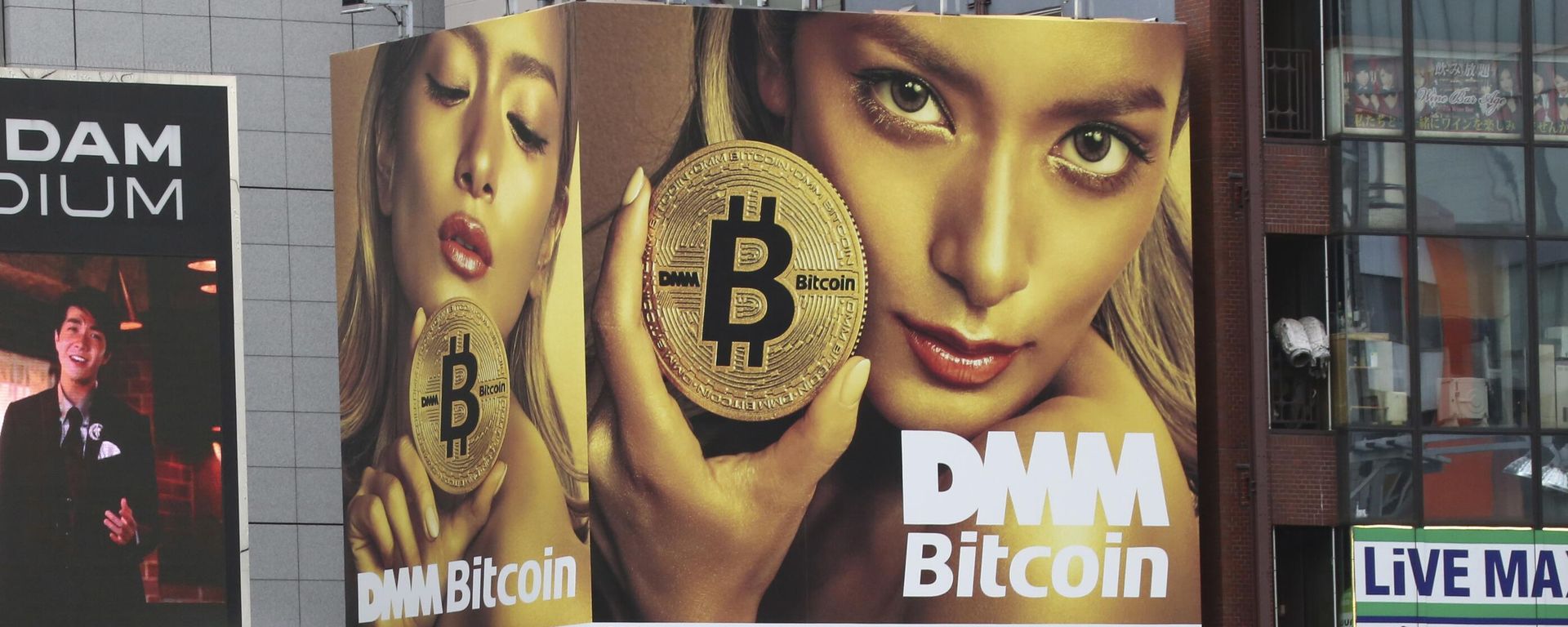A huge advertisement of Bitcon is displayed near a train station in Tokyo Monday, Jan. 29, 2018 A huge advertisement of Bitcon is displayed near a train station in Tokyo Monday, Jan. 29, 2018 - Sputnik International, 1920, 13.11.2022