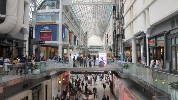 In this Sept. 8, 2017 photo, people shop at the Easton Centre in Toronto, Canada. - Sputnik International