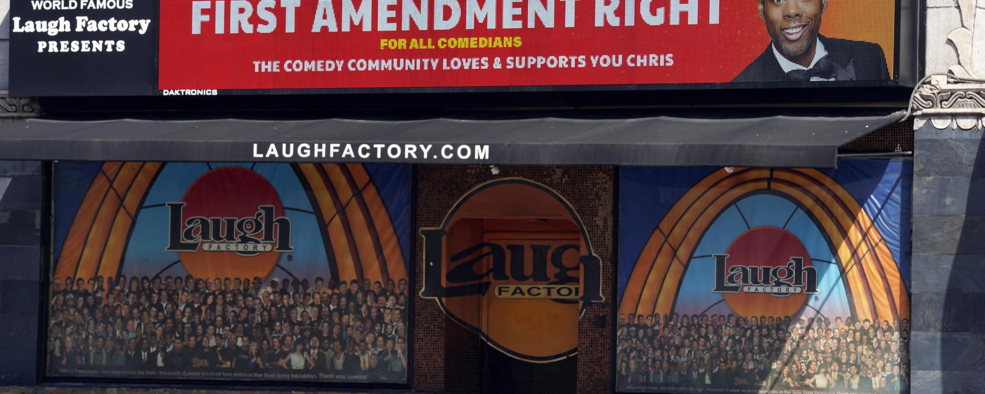 A message expressing support for comedian Chris Rock is displayed on the digital marquee of the Laugh Factory comedy club, Wednesday, March 30, 2022, in Los Angeles. - Sputnik International, 1920, 30.03.2022