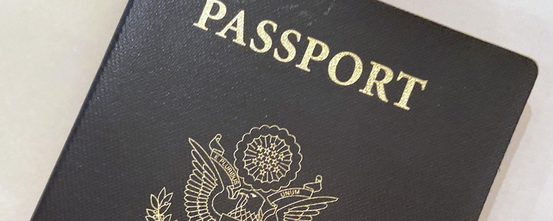 This May 25, 2021 file photo shows a U.S. Passport cover in Washington. The United States has issued its first passport with an “X” gender designation This May 25, 2021 file photo shows a U.S. Passport cover in Washington. The United States has issued its first passport with an “X” gender designation - Sputnik International, 1920, 26.08.2022