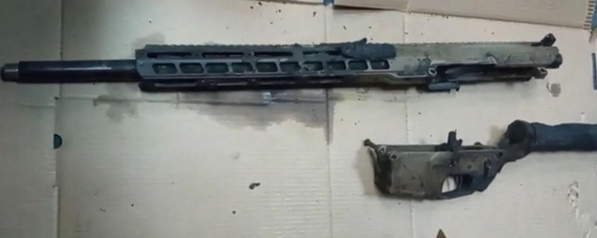 At the positions of Ukrainian security forces in the Donbass, an automatic SR25 rifle was found, assembled in Ukrainian workshops on the platform AR10 from parts produced in the United States - Sputnik International, 1920, 24.11.2022