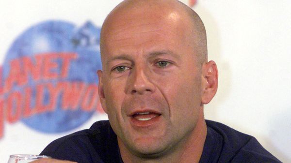 Hollywood star Bruce Willis talks to reporters during a news conference in a Planet Hollywood restaurant at a new cinema and shopping complex in an Athens suburb August 23, 2000. - Sputnik International