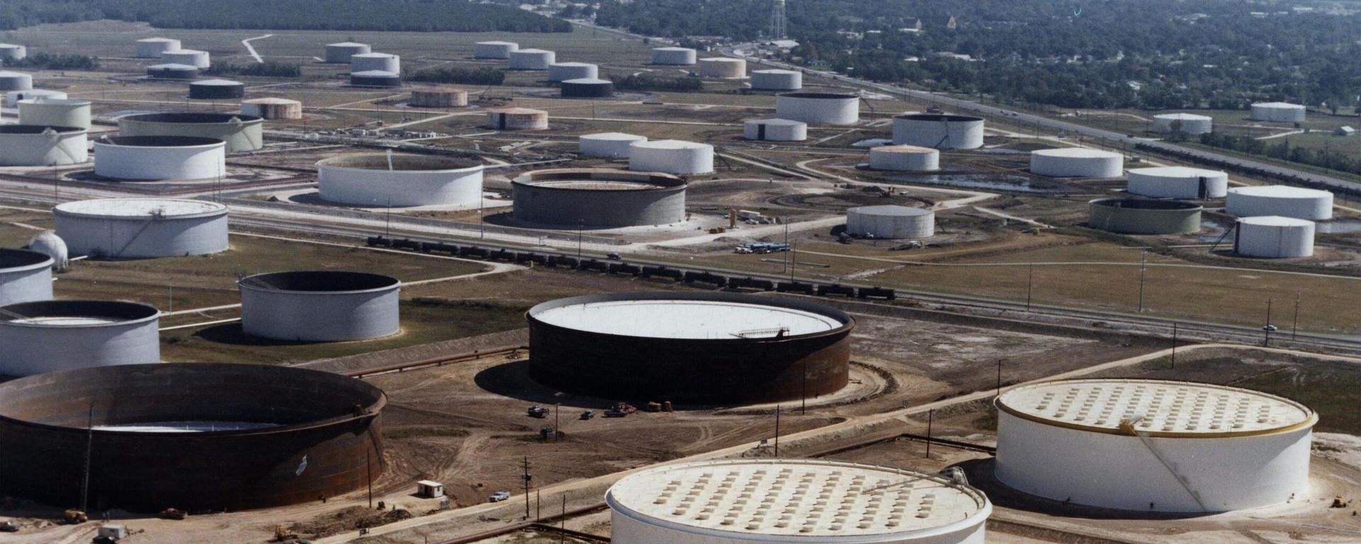 US Strategic Petroleum Reserve storage tanks at the Sunoco Terminal near Nederland, Texas US Strategic Petroleum Reserve storage tanks at the Sunoco Terminal near Nederland, Texas - Sputnik International, 1920, 24.09.2022