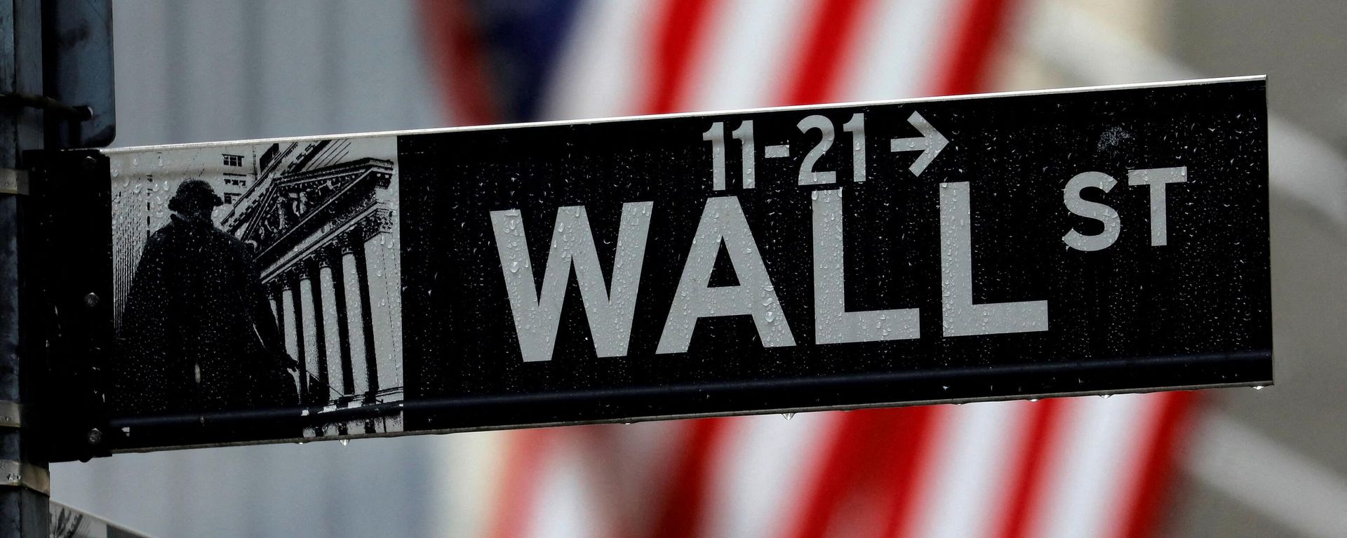 Raindrops hang on a sign for Wall Street outside the New York Stock Exchange in New York - Sputnik International, 1920, 31.03.2022