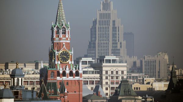The Spasskaya Tower of the Moscow Kremlin and the building of the business center Arms in Moscow. - Sputnik International