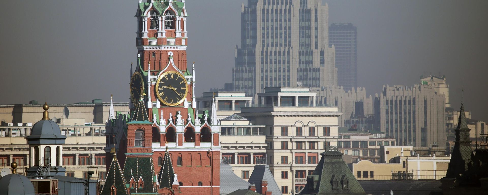The Spasskaya Tower of the Moscow Kremlin and the building of the business center Arms in Moscow. - Sputnik International, 1920, 06.09.2022