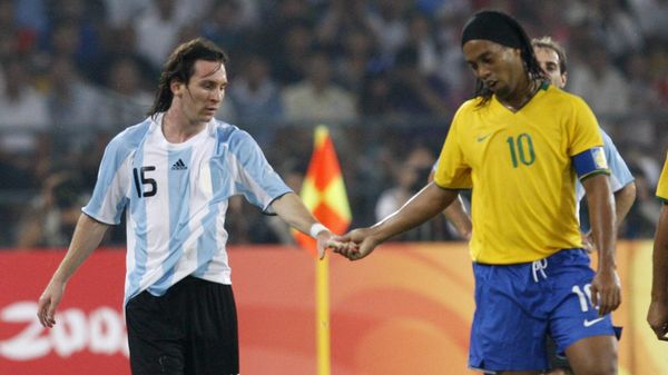 Argentina's Lionel Messi, left, and Brazil's Ronaldinho shake hands during their men's semifinal soccer match at the Beijing 2008 Olympics in Beijing, Tuesday, Aug. 19, 2008 - Sputnik International