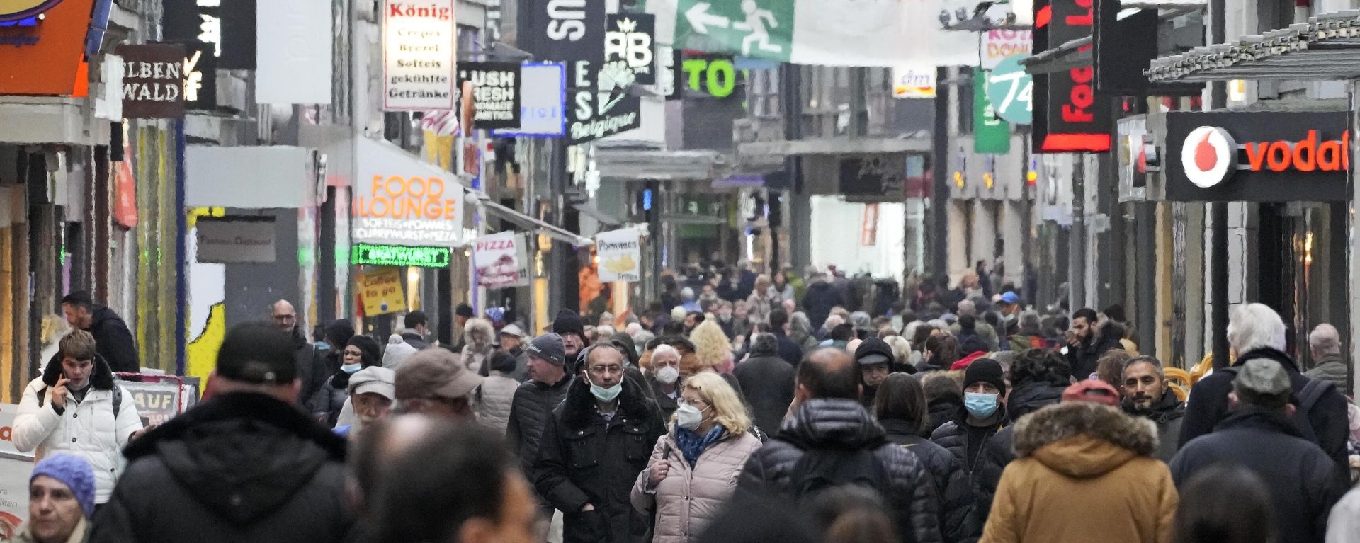 People fill up the shopping streets in Cologne, Germany, Wednesday, Nov. 17, 2021 People fill up the shopping streets in Cologne, Germany, Wednesday, Nov. 17, 2021 - Sputnik International, 1920, 06.10.2022