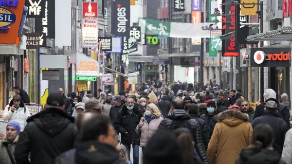 People fill up the shopping streets in Cologne, Germany, Wednesday, Nov. 17, 2021 - Sputnik International
