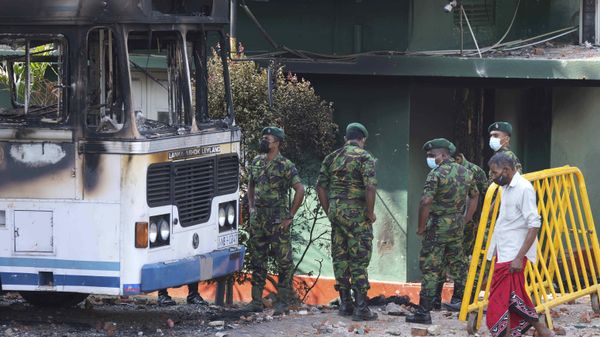 Sri Lankan police commandos inspect the vandalised neighbourhood of Sri Lankan president Gotabaya Rajapksa's private residence, following overnight clashes in Colombo, Sri Lanka, Friday, April 1, 2022. - Sputnik International