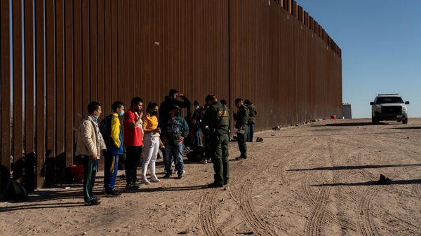  Migrants seeking asylum in the U.S. from Colombia are being processed by the U.S. border patrol after crossing the border from Mexico at Yuma, Arizona, U.S., February 18, 2022 - Sputnik International