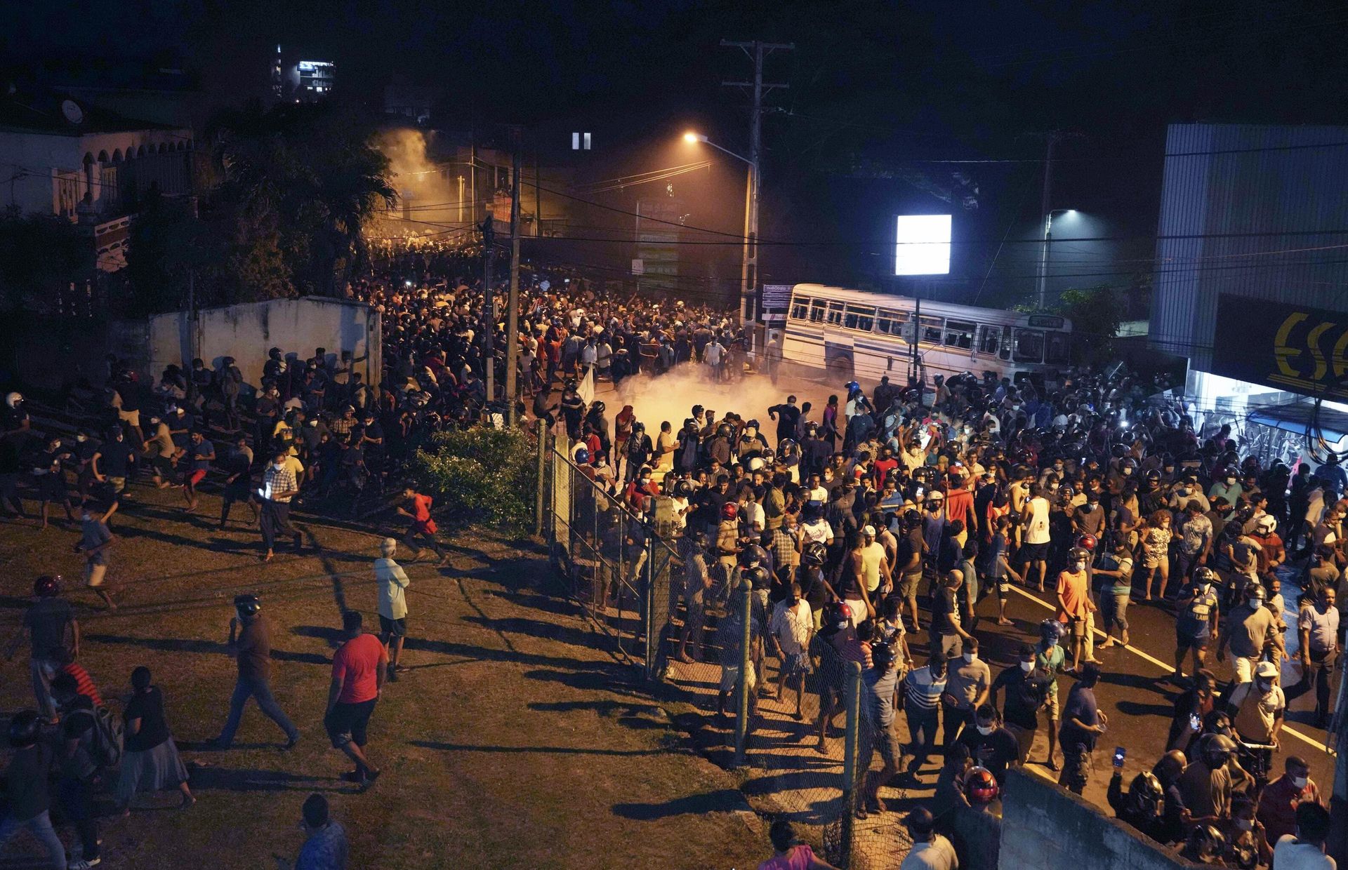 Protesters run to take cover as police uses tear gas shells to disperse them during a protest outside Sri Lankan president's private residence on the outskirts of Colombo, Sri Lanka, Thursday, March 31, 2022. - Sputnik International, 1920, 03.04.2022