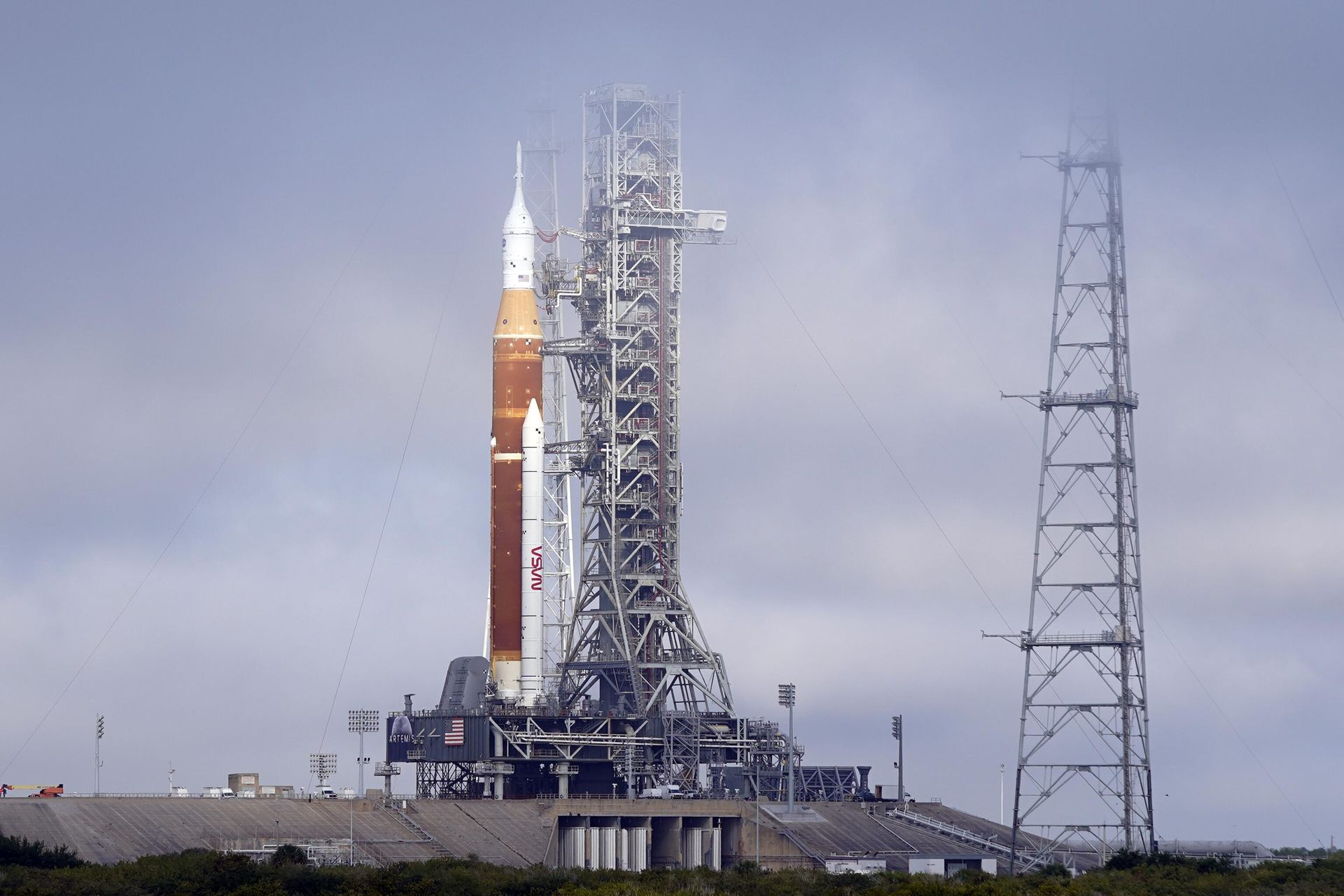 The NASA Artemis rocket with the Orion spacecraft aboard stands on pad 39B at the Kennedy Space Center in Cape Canaveral, Fla., Friday, March 18, 2022. NASA is kicking off a critical countdown test for its new moon rocket. The two-day dress rehearsal began Friday, April 1, 2022 at Florida's Kennedy Space Center and will culminate Sunday with the loading of the rocket's fuel tanks. - Sputnik International, 1920, 08.06.2022
