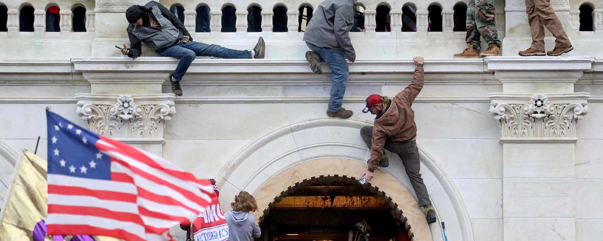A mob of supporters of U.S. President Donald Trump fight with members of law enforcement at a door they broke open as they storm the U.S. Capitol Building in Washington, U.S., January 6, 2021. - Sputnik International, 1920, 02.04.2022