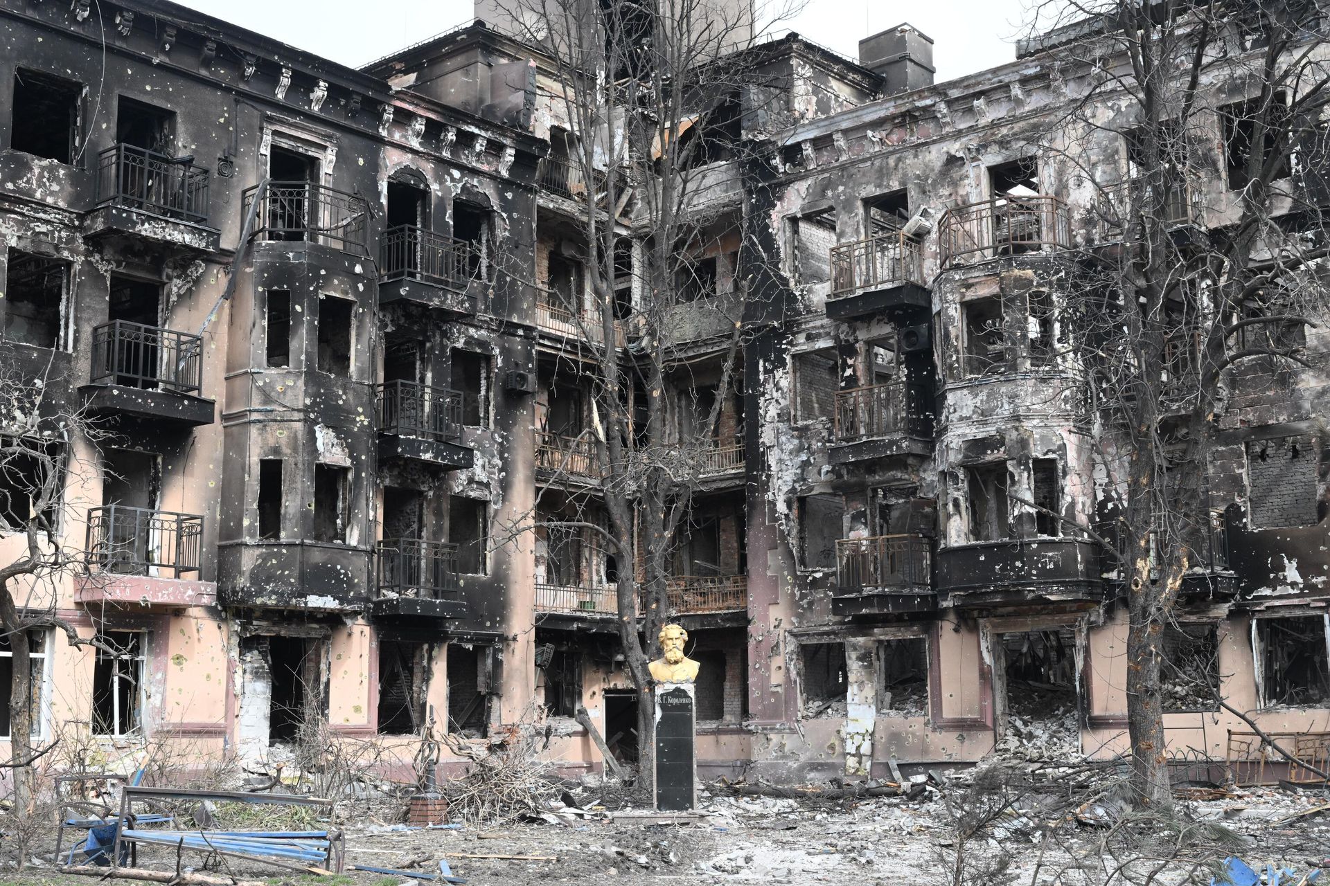 A monument to the writer Vladimir Korolenko is seen near a library destroyed as a result of shelling, in Mariupol, Donetsk People's Republic. A monument to the writer Vladimir Korolenko is seen near a library destroyed as a result of shelling, in Mariupol, Donetsk People's Republic. - Sputnik International, 1920, 12.04.2022