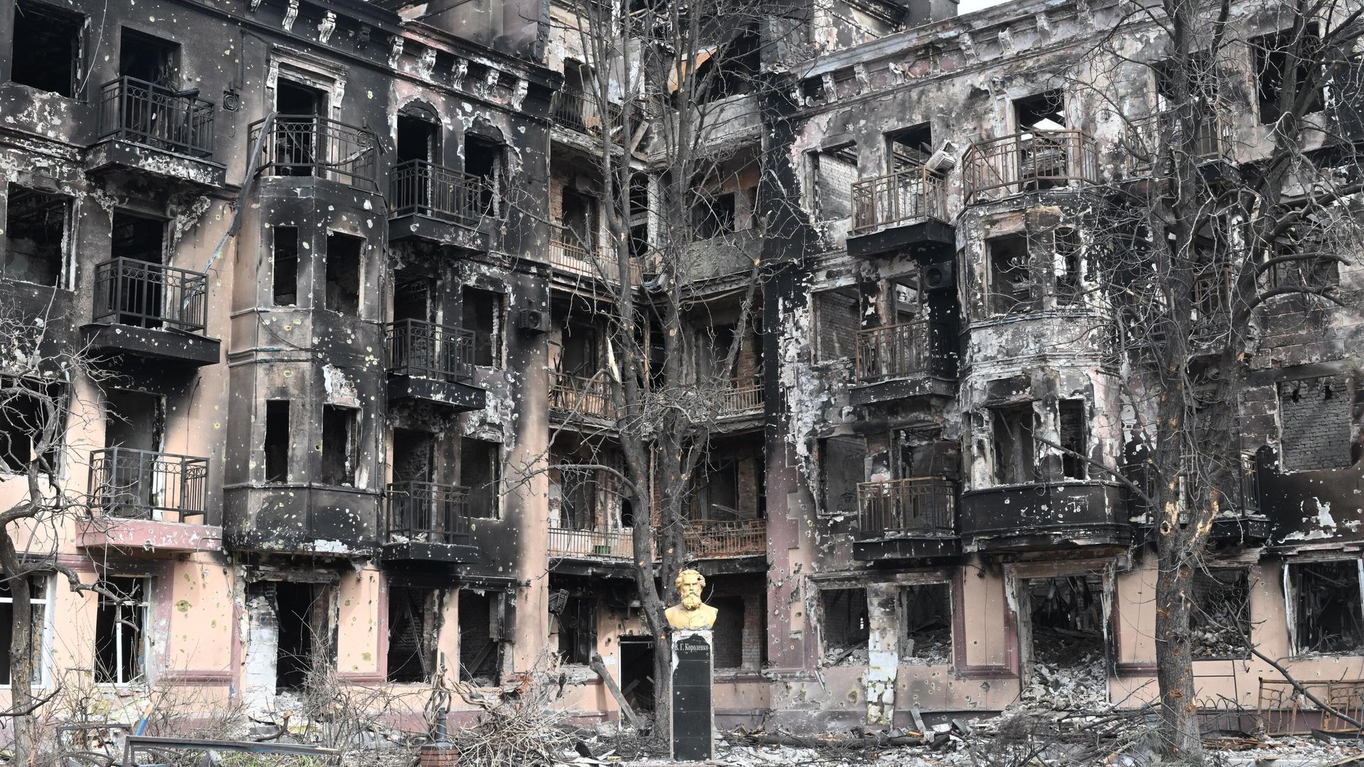 A monument to the writer Vladimir Korolenko is seen near a library destroyed as a result of shelling, in Mariupol, Donetsk People's Republic. A monument to the writer Vladimir Korolenko is seen near a library destroyed as a result of shelling, in Mariupol, Donetsk People's Republic. - Sputnik International, 1920, 26.04.2022