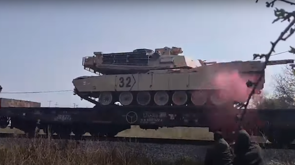 Greek Communist Party activists throw red paint-filled water balloons at passing US military equipment being transferred to Eastern Europe through Thrace. - Sputnik International