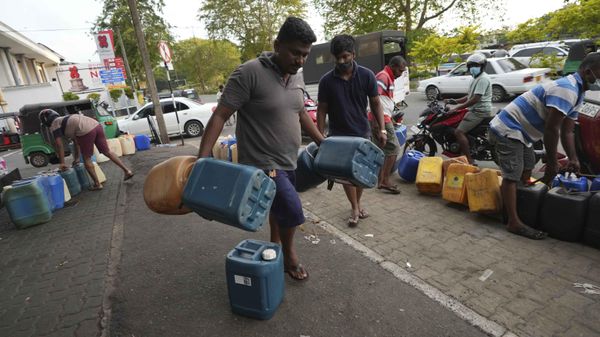 Sri Lankans gather at a fuel station to buy diesel before the beginning of curfew in Colombo, Sri Lanka, Saturday, April 2, 2022.  - Sputnik International