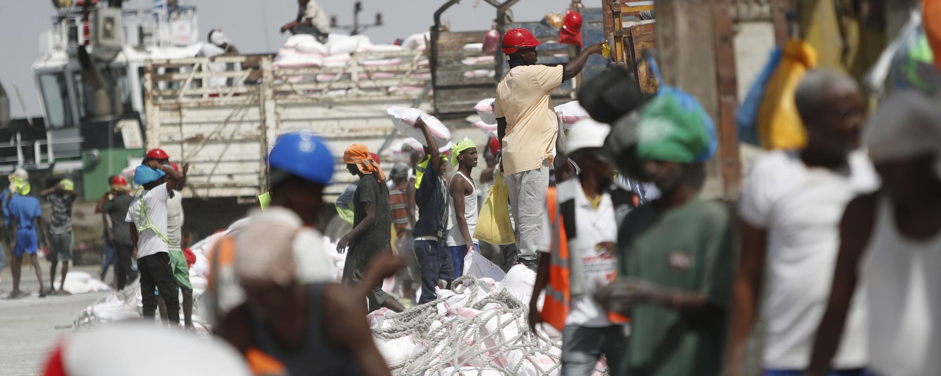 Workers offload goods from a docked ship at the seaport of Berbera in Somaliland, a breakaway region of Somalia, on Feb. 10, 2022. Workers offload goods from a docked ship at the seaport of Berbera in Somaliland, a breakaway region of Somalia, on Feb. 10, 2022. - Sputnik International, 1920, 14.12.2024