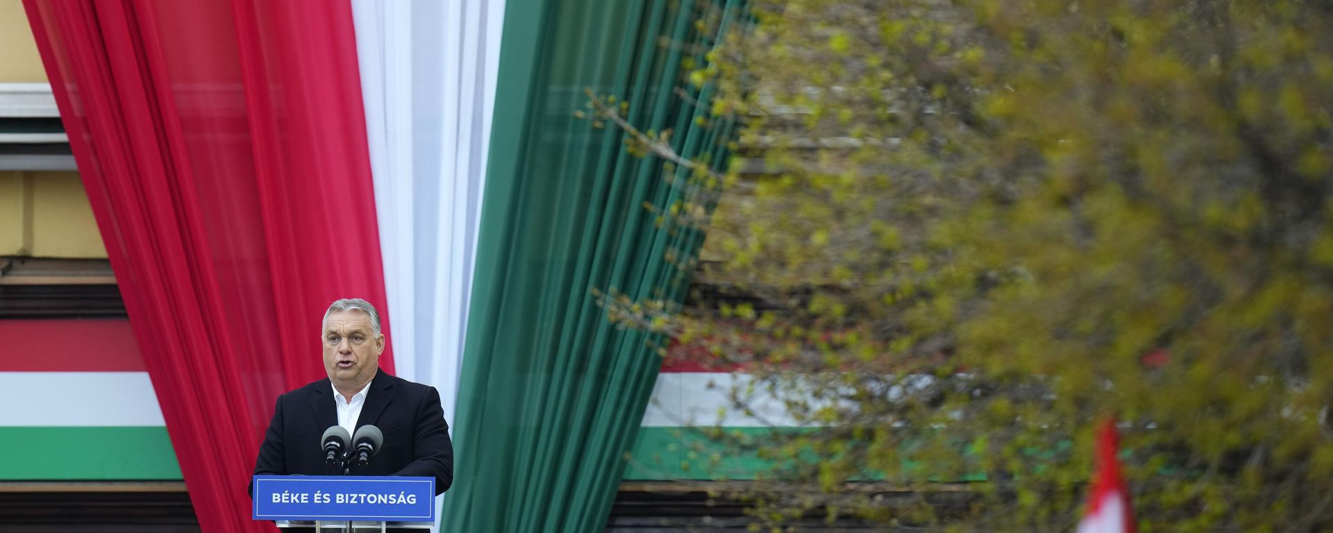 Prime Minister Viktor Orban delivers a speech during the final electoral rally of his Fidesz party ahead of Sunday's election, in Szekesfehervar, Hungary, Friday, April 1, 2022. Prime Minister Viktor Orban delivers a speech during the final electoral rally of his Fidesz party ahead of Sunday's election, in Szekesfehervar, Hungary, Friday, April 1, 2022. - Sputnik International, 1920, 07.09.2022