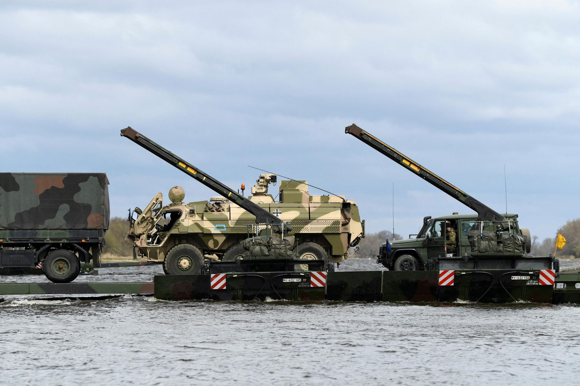 Soldiers and military vehicles of the 37th Panzergrenadier Brigade Free State of Saxony of the German Army Bundeswehr, intended for the 'Very High Readiness Joint Task Force' (VJTF) of the 'NATO Response Force' (NRF), are ferried across the Elbe river using the Amphibian M3 floating bridge, during the 'Wettiner Schwert' exercise near Storkau, Germany April 2, 2022. Soldiers and military vehicles of the 37th Panzergrenadier Brigade Free State of Saxony of the German Army Bundeswehr, intended for the 'Very High Readiness Joint Task Force' (VJTF) of the 'NATO Response Force' (NRF), are ferried across the Elbe river using the Amphibian M3 floating bridge, during the 'Wettiner Schwert' exercise near Storkau, Germany April 2, 2022. - Sputnik International, 1920, 14.04.2022