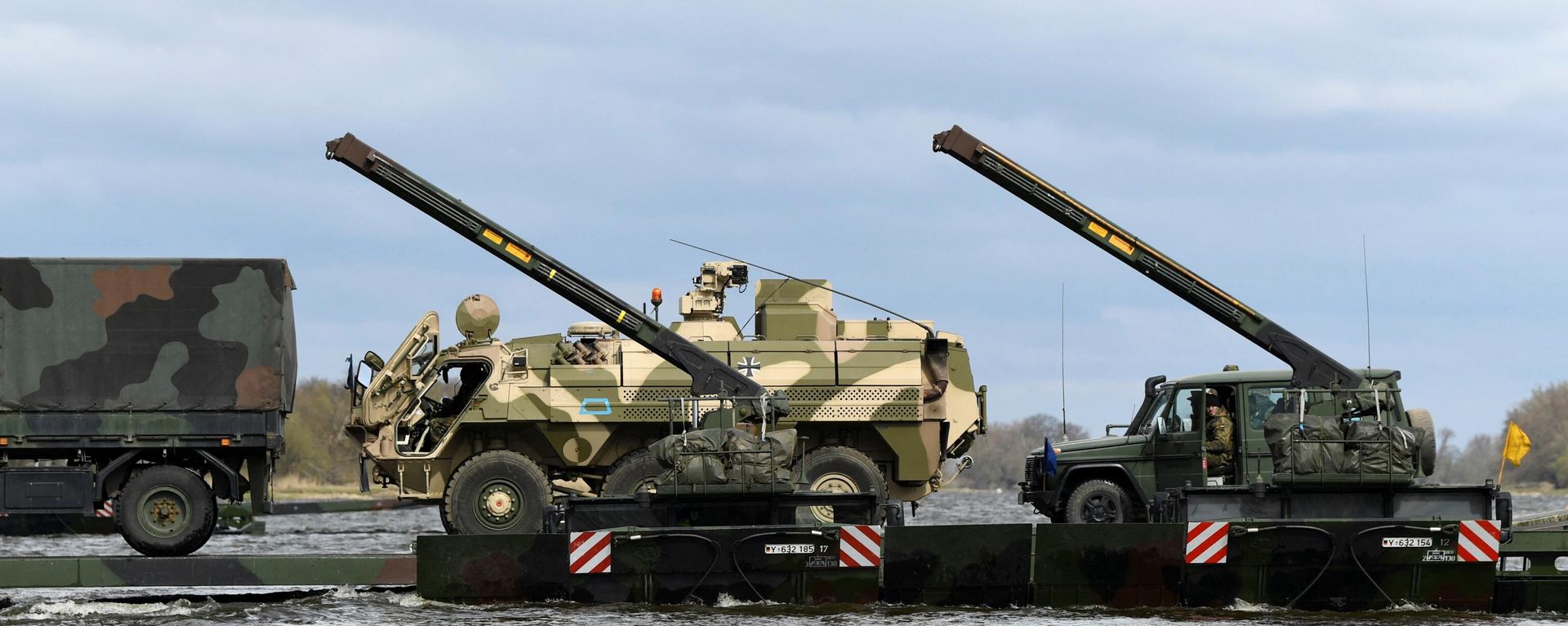 Soldiers and military vehicles of the 37th Panzergrenadier Brigade Free State of Saxony of the German Army Bundeswehr, intended for the 'Very High Readiness Joint Task Force' (VJTF) of the 'NATO Response Force' (NRF), are ferried across the Elbe river using the Amphibian M3 floating bridge, during the 'Wettiner Schwert' exercise near Storkau, Germany April 2, 2022.  - Sputnik International, 1920, 03.04.2022