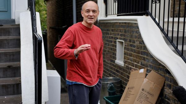 Former number 10 special advisor Dominic Cummings talks to the media outside his residence in London on May 4, 2021 Former number 10 special advisor Dominic Cummings talks to the media outside his residence in London on May 4, 2021 - Sputnik International