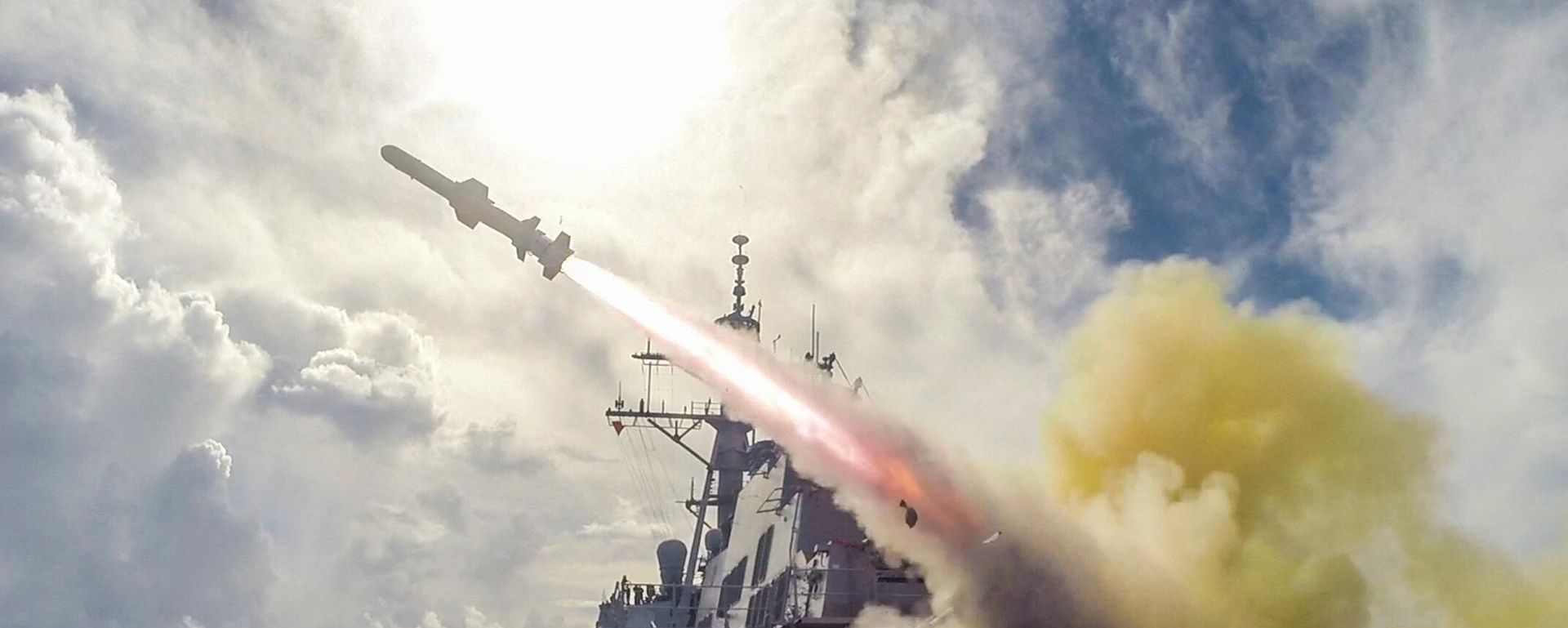 This US Navy photo obtained August 13, 2015 shows the Arleigh Burke-class guided-missile destroyer USS Fitzgerald (DDG 62)as it fires a Harpoon missile during a live-fire drill on August 12, 2015 in the waters near Guam This US Navy photo obtained August 13, 2015 shows the Arleigh Burke-class guided-missile destroyer USS Fitzgerald (DDG 62)as it fires a Harpoon missile during a live-fire drill on August 12, 2015 in the waters near Guam - Sputnik International, 1920, 03.04.2022