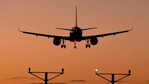 FILE PHOTO: A passenger aircraft descends to land at Heathrow Airport in London, Britain, January 5, 2022. REUTERS/Toby Melville/File Photo - Sputnik International
