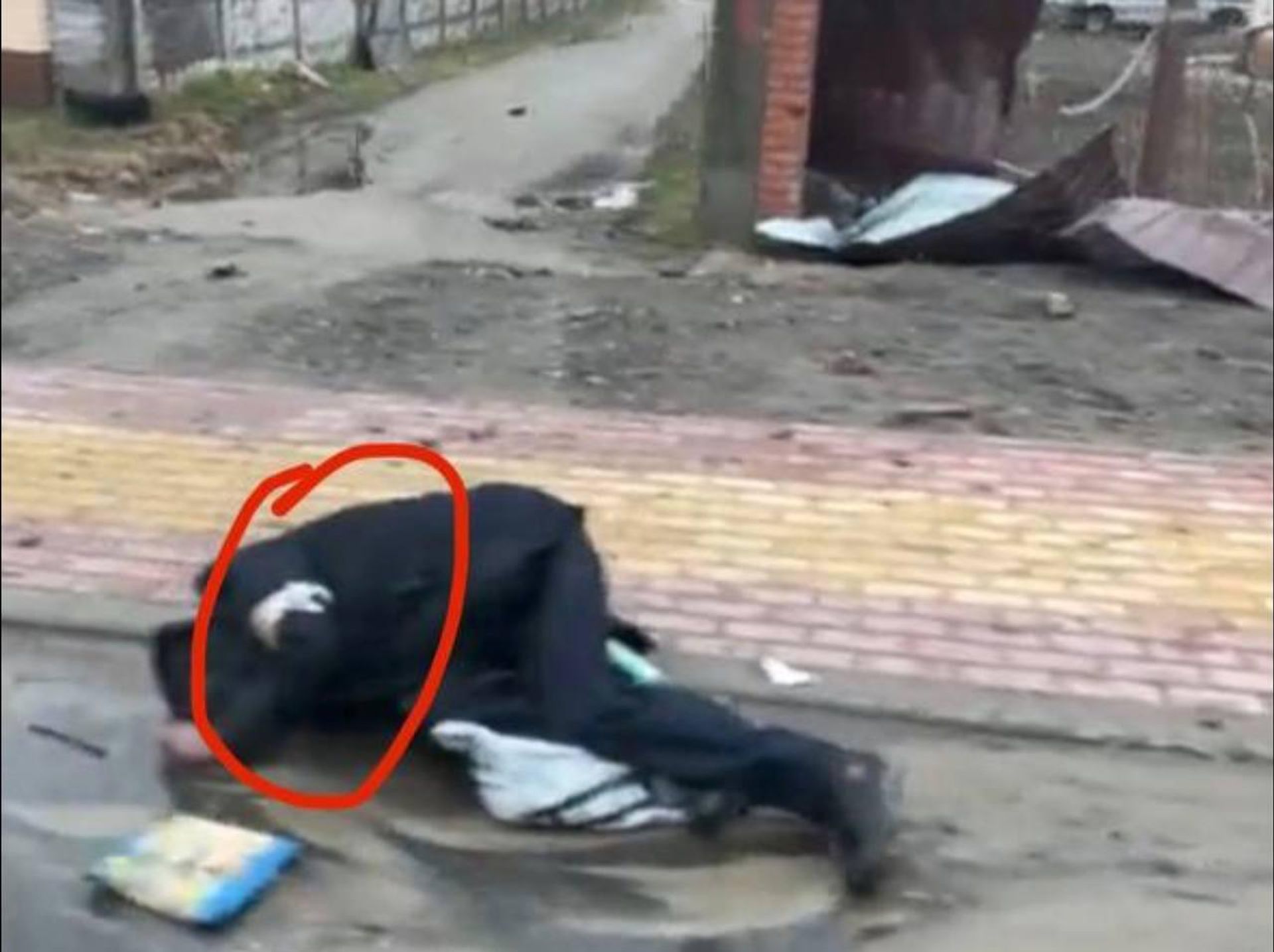 A screenshot from a video from the Ukrainian city of Bucha showing a body with a white bandage - Sputnik International, 1920, 04.04.2022