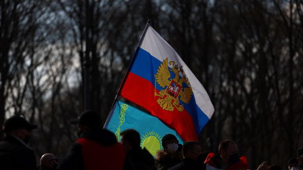 People carrying a Russian flag protest in Berlin - Sputnik International