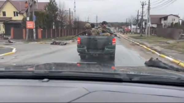 A screenshot from the video shot in Bucha, Ukraine showing an alleged dead body - Sputnik International