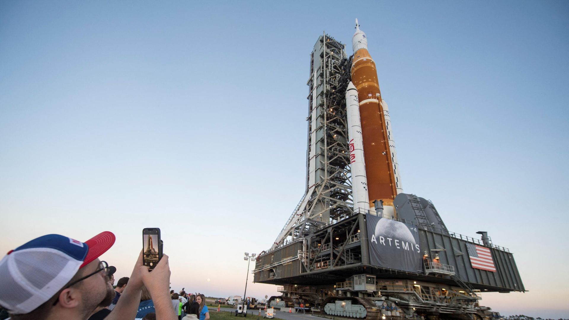 NASA's next-generation moon rocket begins its slow-motion journey from the VAB to its launch pad at Cape Canaveral - Sputnik International, 1920, 04.04.2022