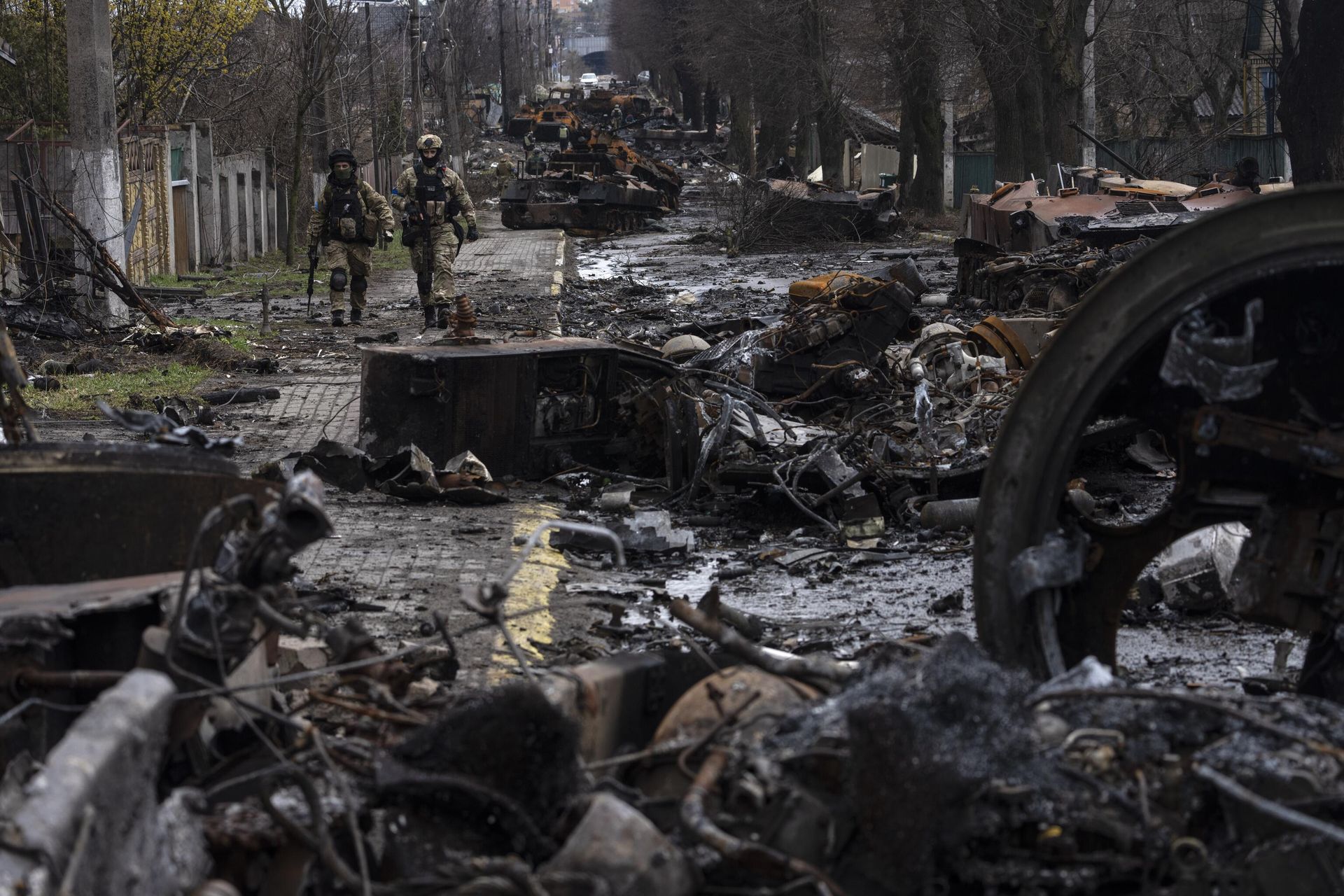 Soldiers walk amid destroyed Russian tanks in Bucha, on the outskirts of Kyiv, Ukraine, Sunday, April 3, 2022. - Sputnik International, 1920, 04.04.2022