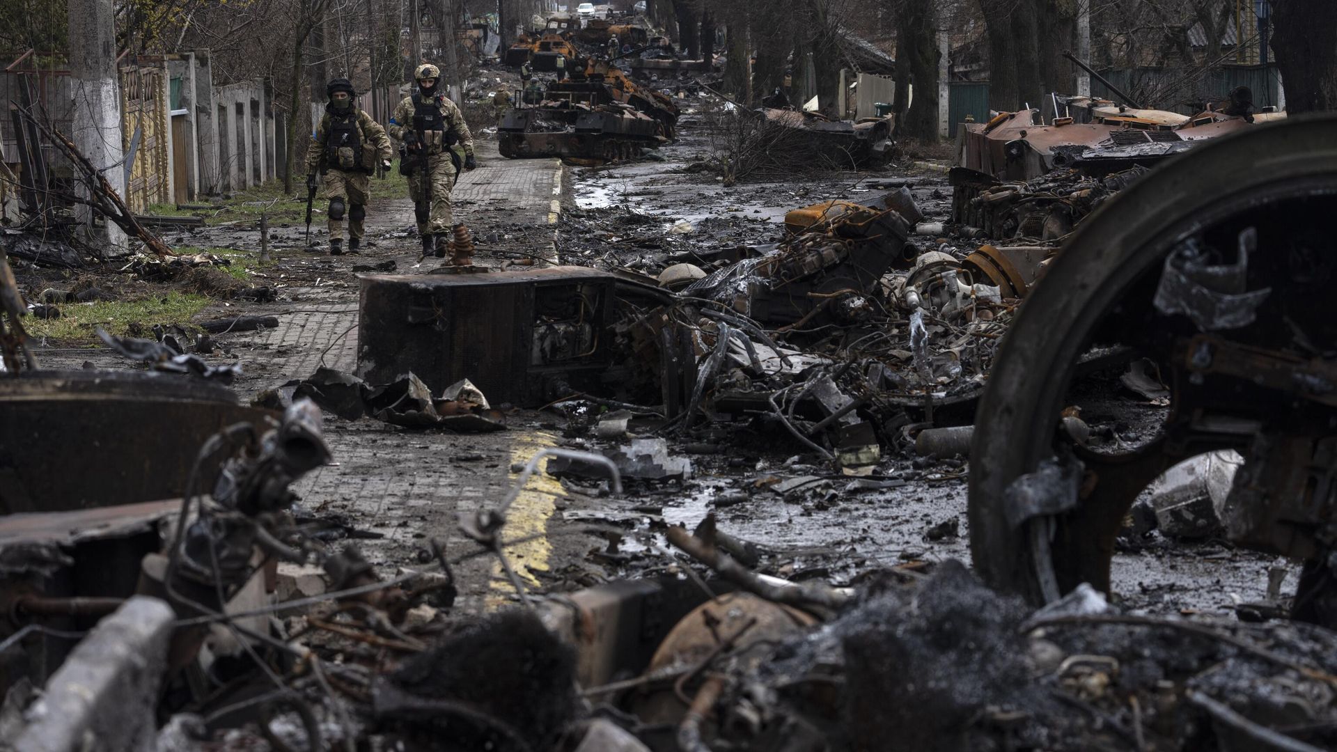 Soldiers walk amid destroyed Russian tanks in Bucha, on the outskirts of Kyiv, Ukraine, Sunday, April 3, 2022. - Sputnik International, 1920, 01.08.2022