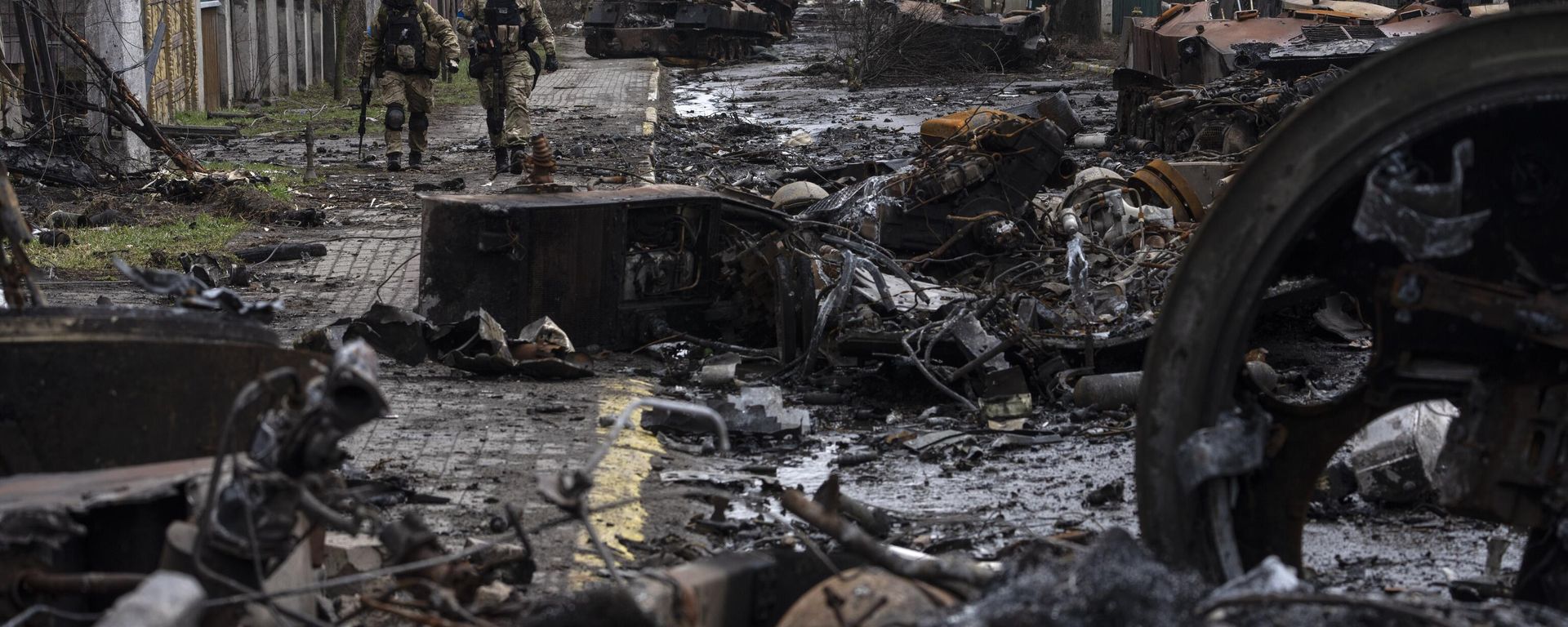 Soldiers walk amid destroyed Russian tanks in Bucha, on the outskirts of Kyiv, Ukraine, Sunday, April 3, 2022. - Sputnik International, 1920, 01.08.2022