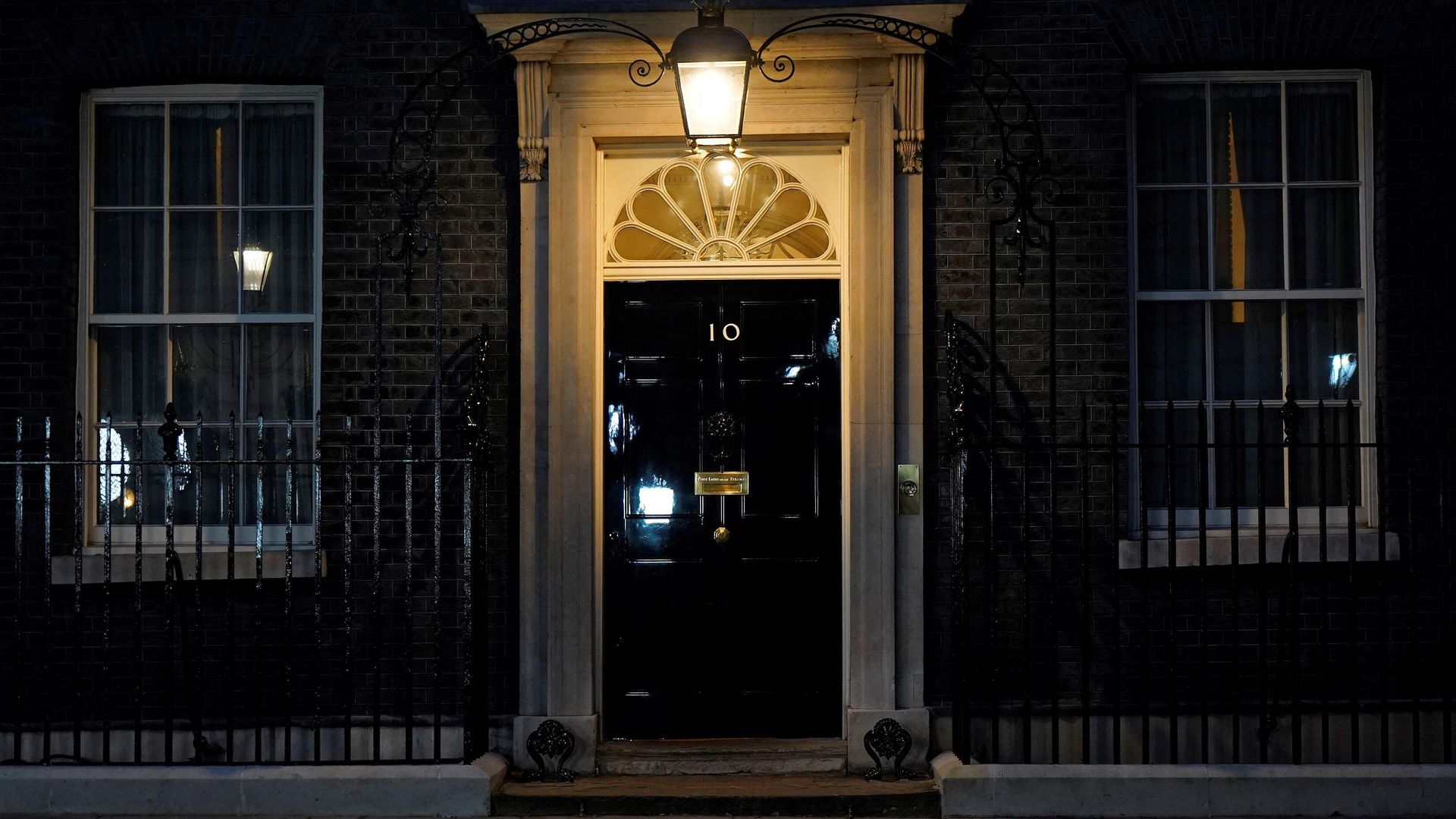 A light shines above the door of 10 Downing Street, the official residence of Britain's Prime Minister, in central London on January 31, 2022 - Sputnik International, 1920, 04.04.2022
