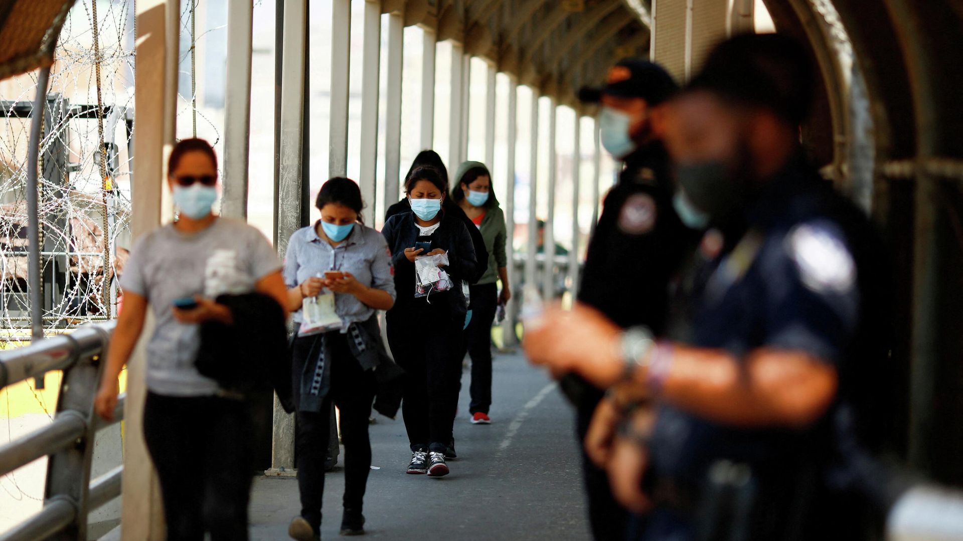 Migrants expelled from the U.S. and sent back to Mexico under Title 42 walk towards Mexico at the Paso del Norte International border bridge, in this picture taken from Ciudad Juarez, Mexico September 9, 2021 Migrants expelled from the U.S. and sent back to Mexico under Title 42 walk towards Mexico at the Paso del Norte International border bridge, in this picture taken from Ciudad Juarez, Mexico September 9, 2021 - Sputnik International, 1920, 04.04.2022