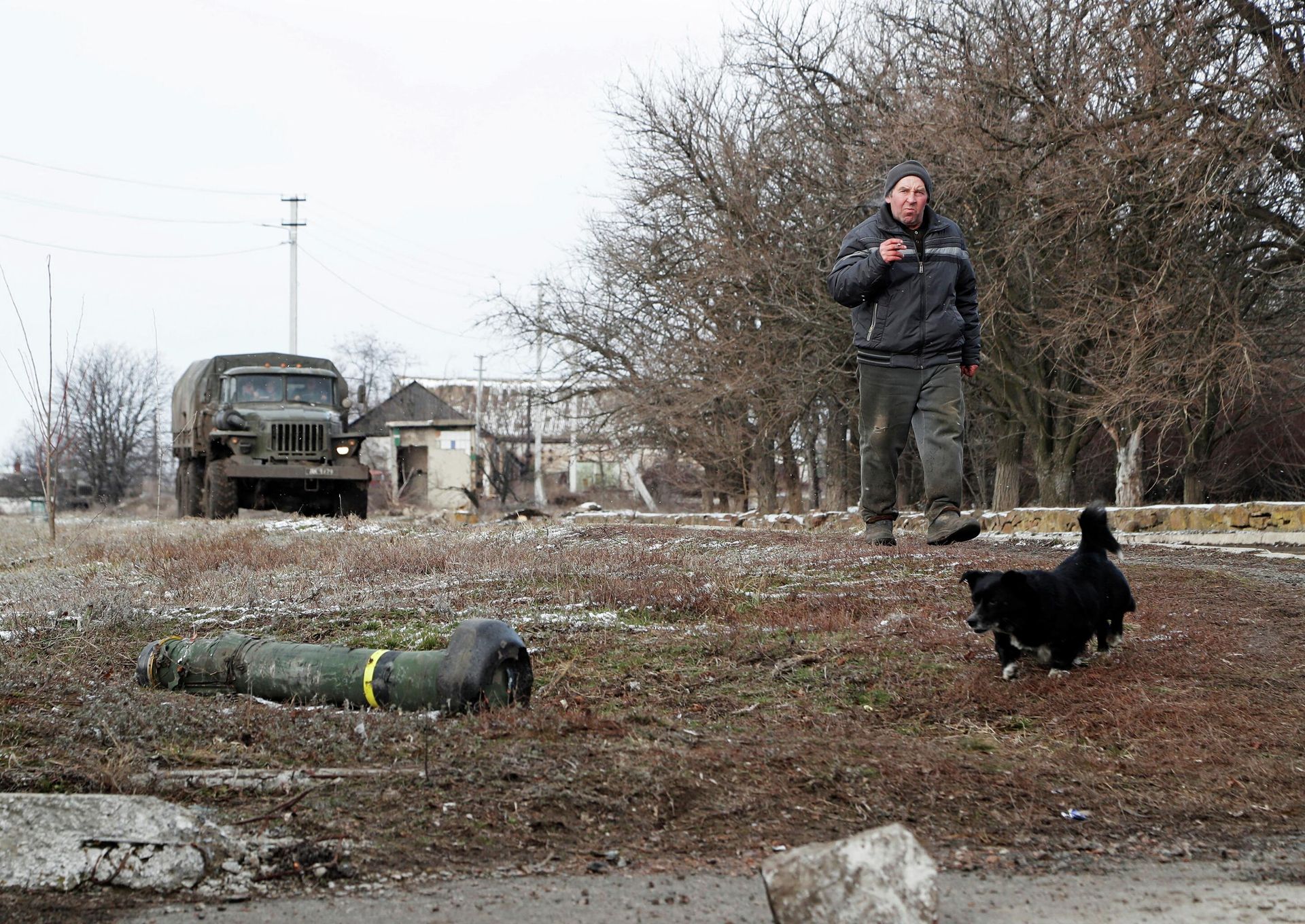 A local resident walks past a destroyed Javelin missile system in the separatist-controlled village of Anadol during Ukraine-Russia conflict in the Donetsk region - Sputnik International, 1920, 04.04.2022