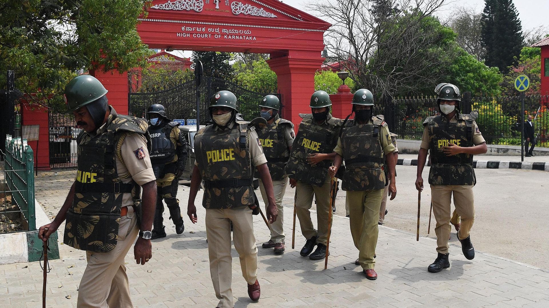 Police personnel stand in front of the Karnataka High Court in Bangalore on March 15, 2022, after the court upheld a local ban on the hijab in classrooms, weeks after the edict stoked violent protests and renewed fears of discrimination against the country's Muslim minority. - Sputnik International, 1920, 04.04.2022