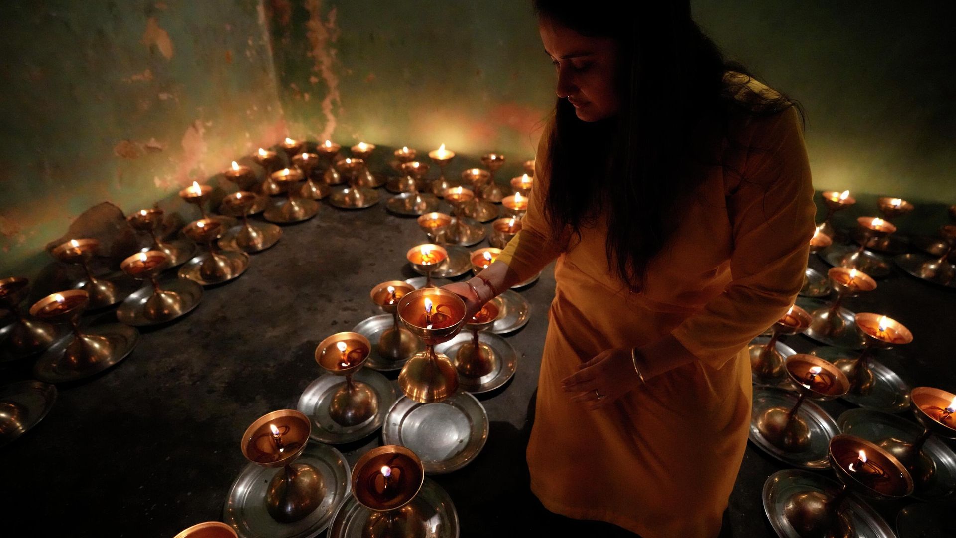 A Hindu devotee lights lamps inside the historical Baba Sidh Goria temple on the first day of the Navratri, or nine nights festival, in Jammu, India, Saturday, April 2, 2022.  - Sputnik International, 1920, 04.04.2022