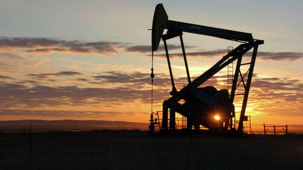 In this Nov. 6, 2013 file photo, a Whiting Petroleum Co. pumpjack pulls crude oil from the Bakken region of the Northern Plains near Bainville, Mont. U.S. - Sputnik International