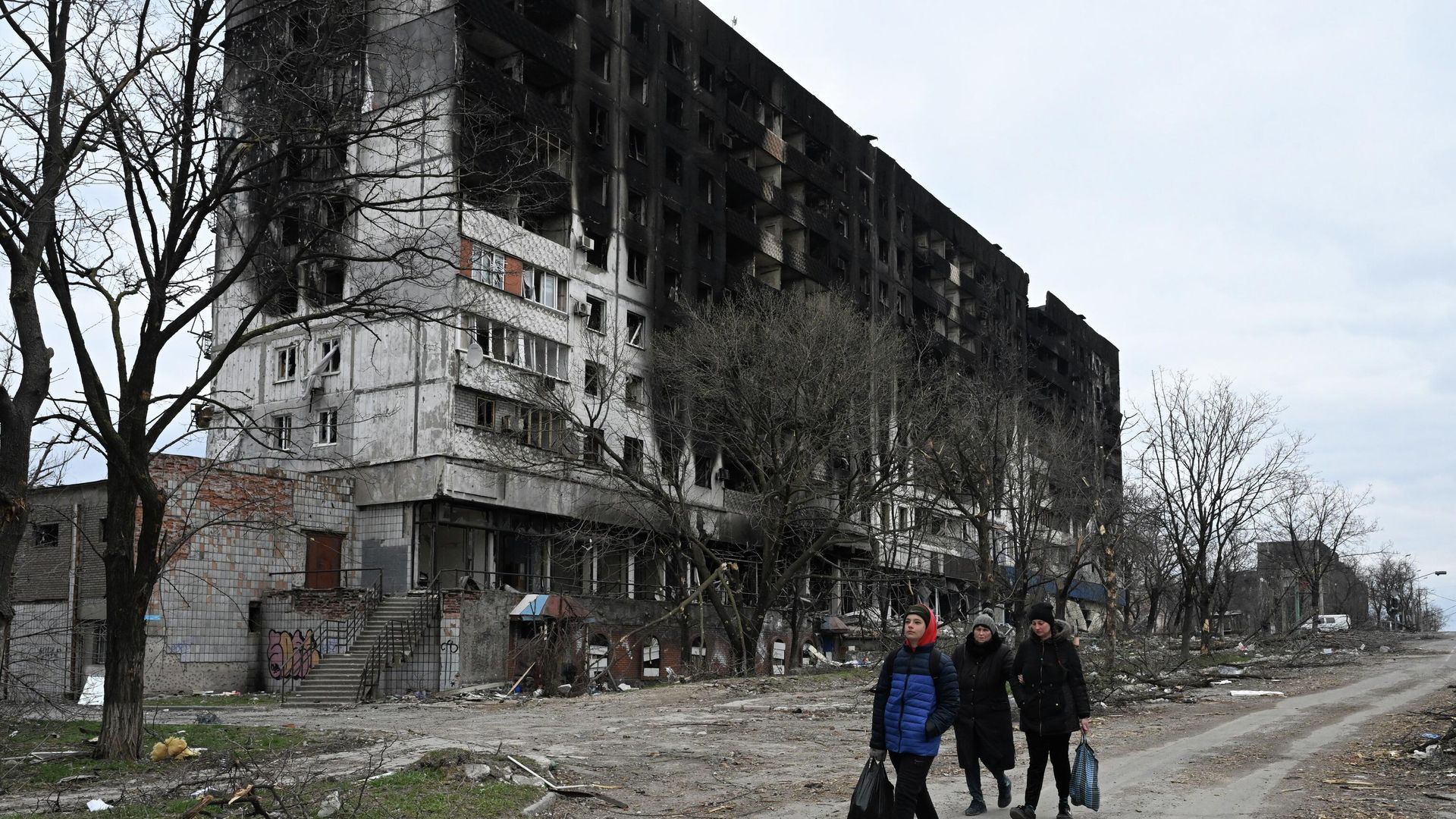 People walk down the street in Mariupol. - Sputnik International, 1920, 21.04.2022