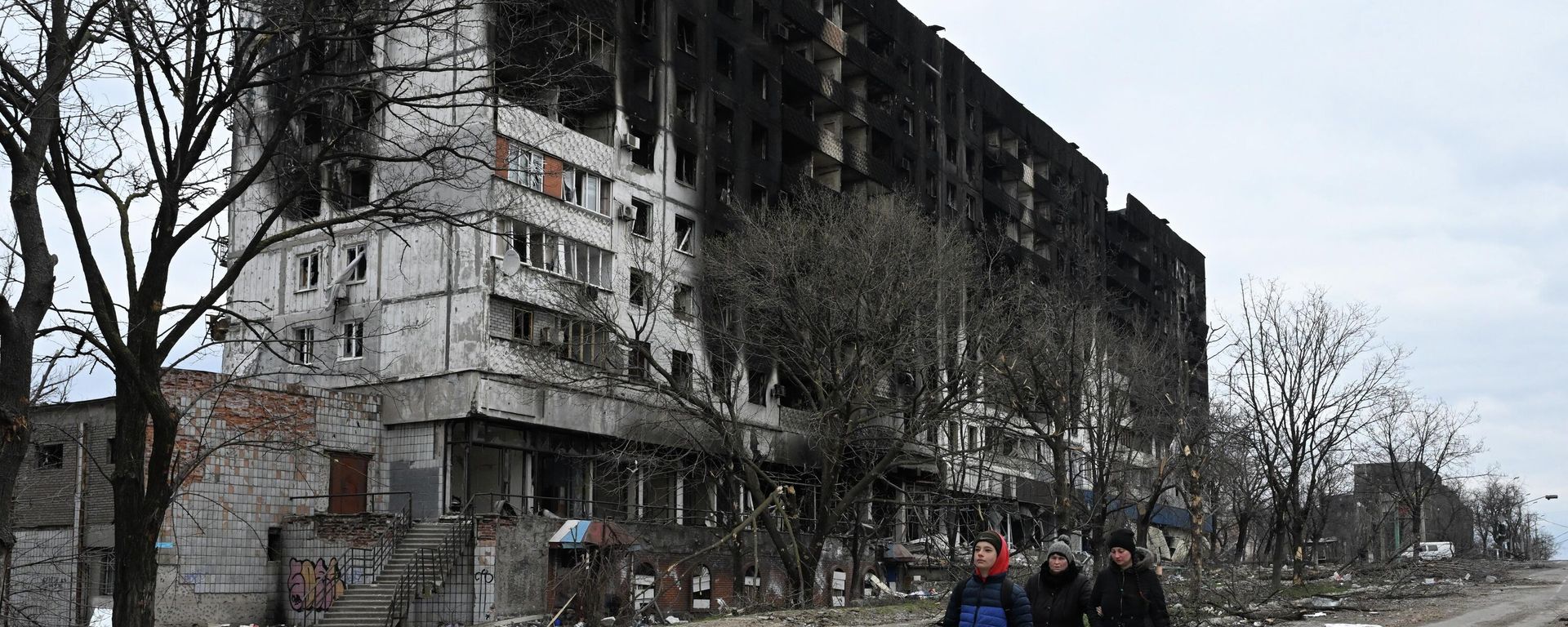 People walk down the street in Mariupol. - Sputnik International, 1920, 21.04.2022