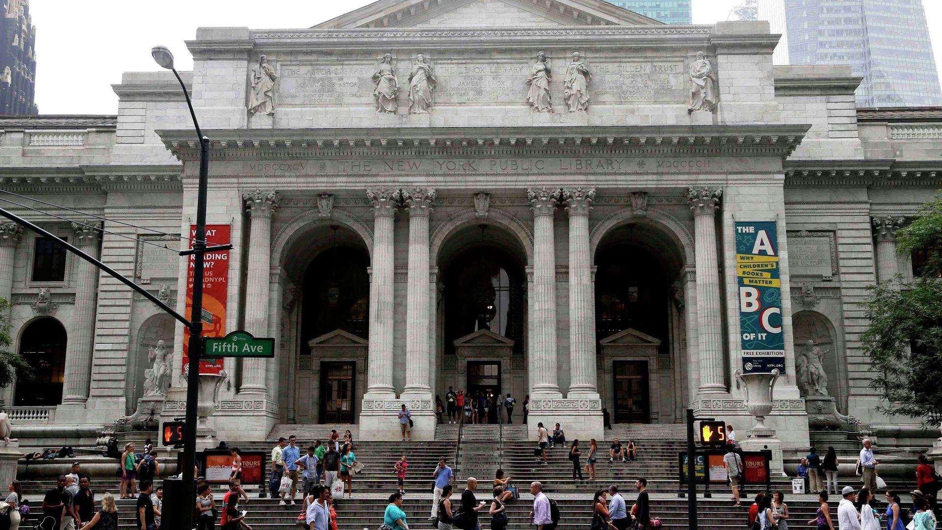 Pedestrians walk past the main branch of the New York Public Library in New York on July 22, 2013. Pedestrians walk past the main branch of the New York Public Library in New York on July 22, 2013. - Sputnik International, 1920, 05.04.2022