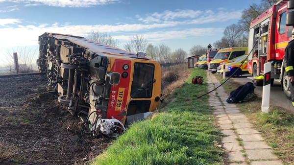 A screenshot of a tweet, depicting a train collision in Hungary. - Sputnik International