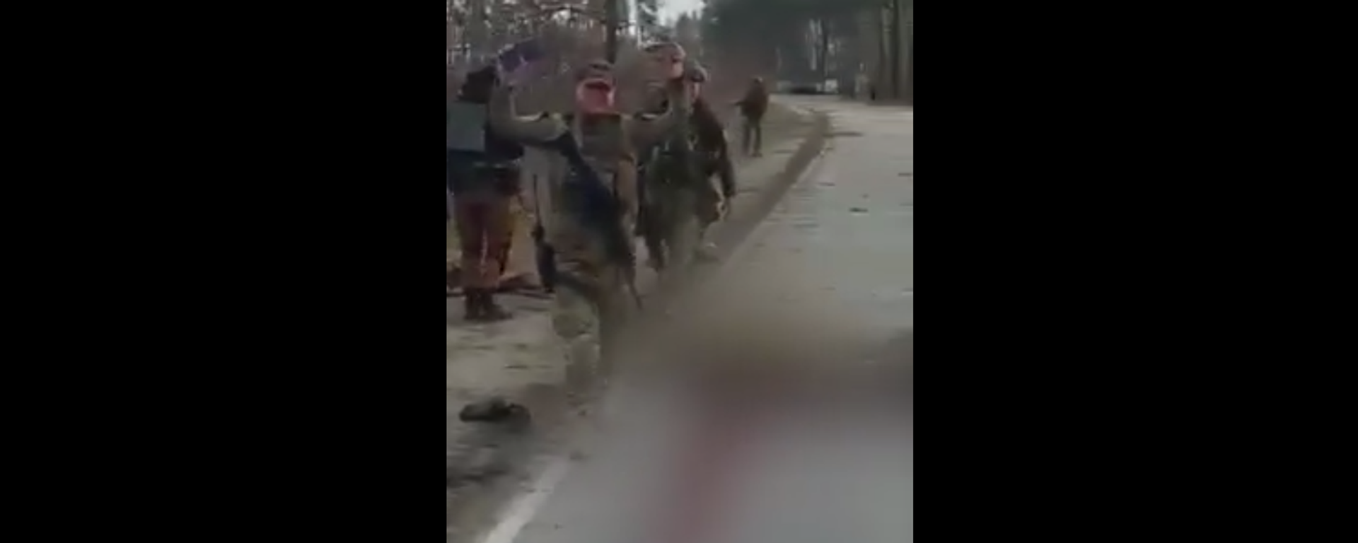 A screenshot of a graphic video, purportedly depicting Ukrainian soldiers killing captured servicemen. - Sputnik International, 1920, 05.04.2022