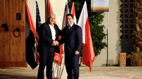 Israel's Foreign Minister Yair Lapid shakes hands with his counterpart Morocco Foreign Minister Nasser Bourita, as he hosts ?The Negev Summit? attended by U.S. Secretary of State Antony Blinken, and the Foreign Ministers of the UAE, Bahrain, Morocco and Egypt in Sde Boker, Israel, March 27, 2022 - Sputnik International